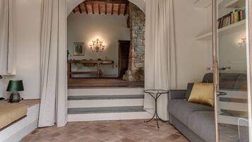 Fernseher, Kamin, Tischtennisplatte