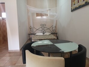 Dining - Studio 3 - Fully-equipped double room in Guesthouse (Ngaparou)