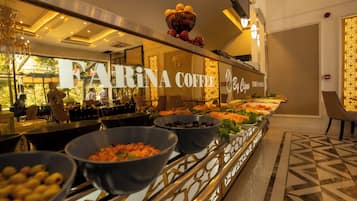朝食 (ビュッフェ)、毎日提供 (無料)