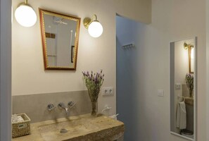 Douche, sèche-cheveux, serviettes fournies, savon