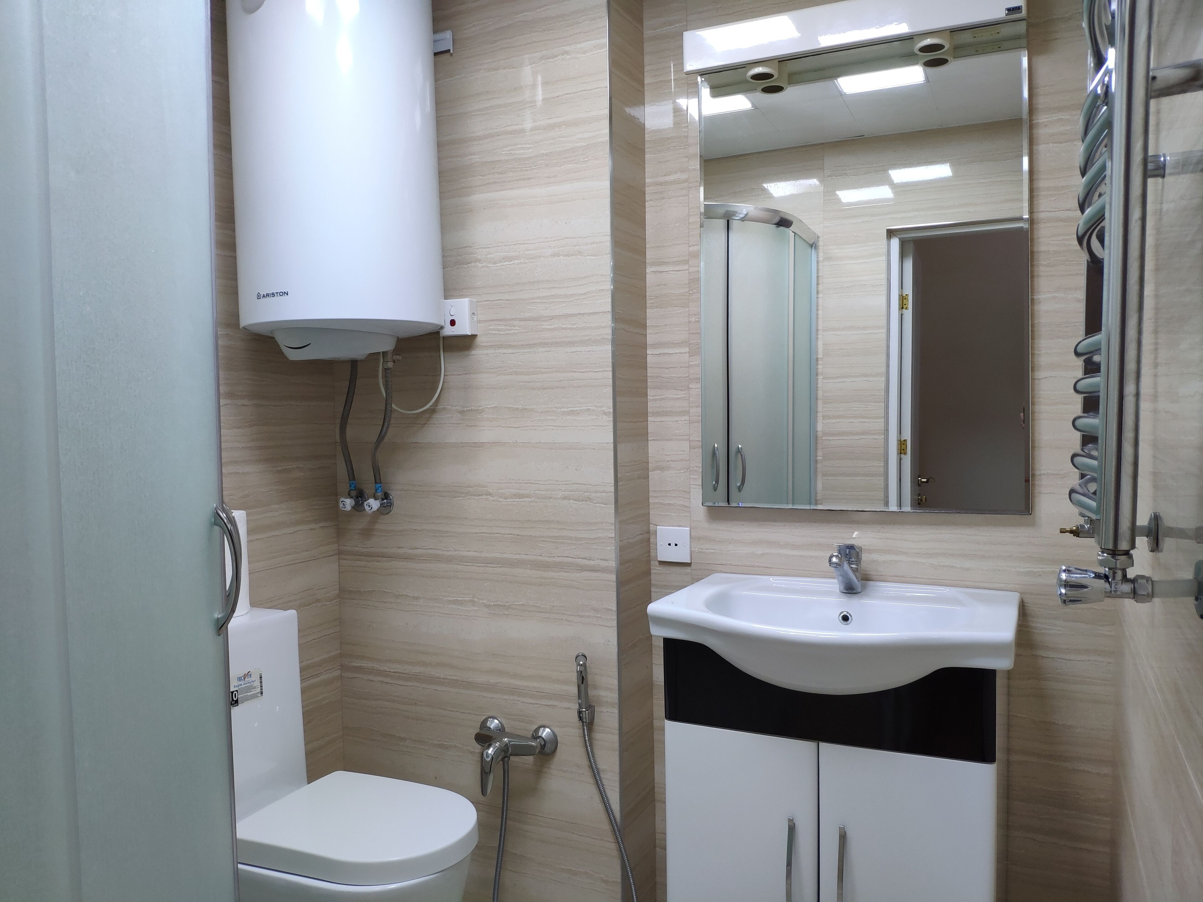 Dusj, hårføner, bidé og håndklær