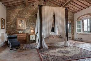 4 chambres, fer et planche à repasser, lit de bébé portatif