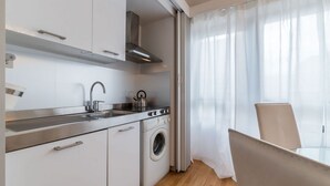 A modern kitchen with stainless steel appliances, a built-in oven, and a washing machine. - GuestHost - This comfortable 60 m2 apartment is located on the seventh and top floor (with a lift, which however is not suitable for the disabled) of a period building.The house is perfect for 4 peopleIt is located a few steps from Castel Sant'Angelo, cr (Roma)