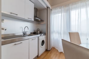 Réfrigérateur, micro-ondes, plaque de cuisson, bouilloire électrique