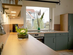 Kühlschrank, Mikrowelle, Ofen, Geschirrspüler