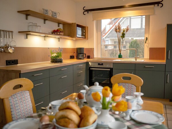 Jääkaappi, mikroaaltouuni, uuni, astianpesukone