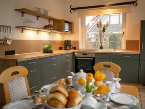 Kühlschrank, Mikrowelle, Ofen, Geschirrspüler