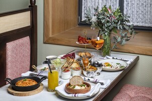 Daily buffet breakfast (GEL 35 per person)