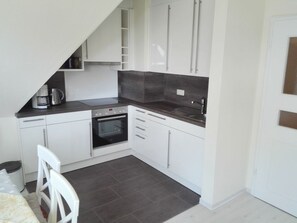 Køleskab, ovn, opvaskemaskine, kaffe-/temaskine