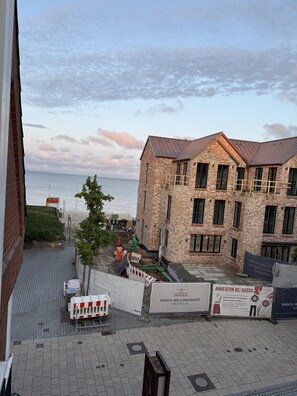 Ein Gebäude mit Backsteinfassade und Metalldach, neben einem Gewässer.