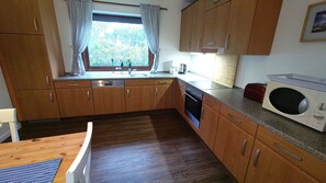 Kühlschrank, Mikrowelle, Ofen, Geschirrspüler