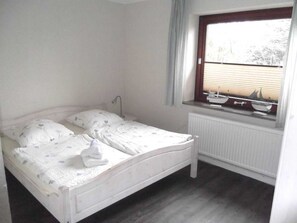 4 bedrooms, travel cot, WiFi, bed sheets