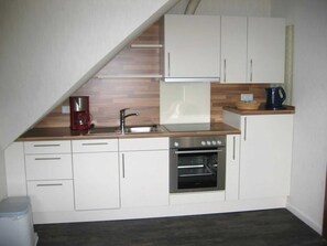 Fridge, oven, dishwasher, coffee/tea maker