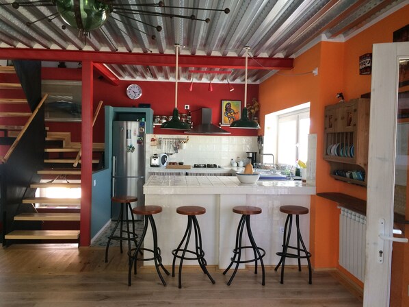Kylskåp, mikrovågsugn, diskmaskin och kaffe- och tebryggare