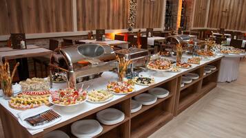 Free daily buffet breakfast