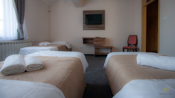 Triple Room | Free WiFi, bed sheets - Hotel Jaska (Jastrebarsko)