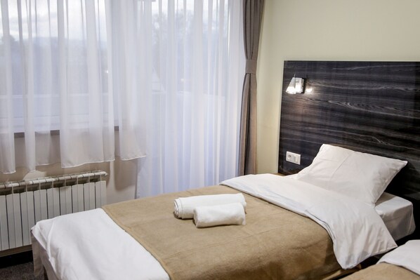 Habitación con 1 cama matrimonial o 2 individuales | Wifi gratis y ropa de cama 