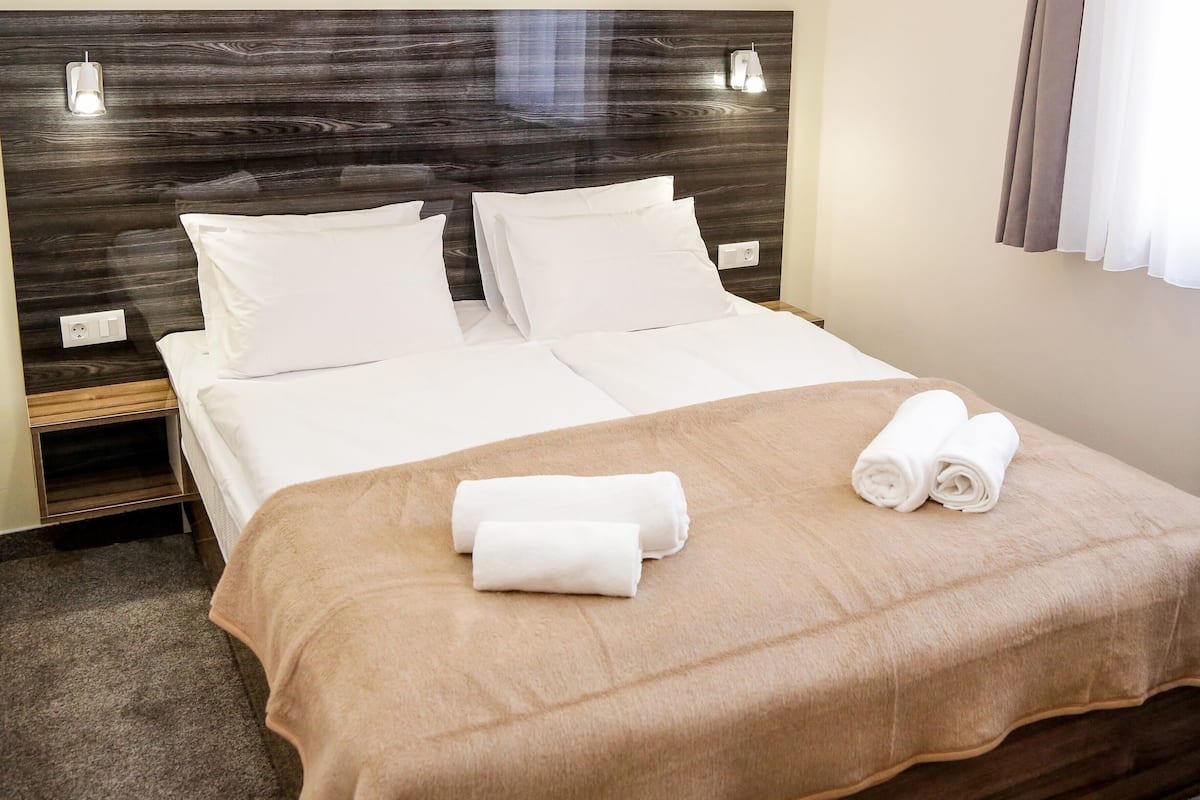 Chambre double ou avec lits jumeaux | Accès au Wi-Fi (inclus), literie fournie