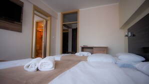 Quadruple Room | WiFi (free), bed sheets - Hotel Jaska (Jastrebarsko)