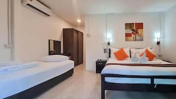 Une chambre d’hôtel avec deux lits, une armoire, une table de chevet et une œuvre d’art accrochée au mur.