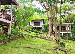 A bungalow with a garden, surrounded by trees and a small stream. - Chareena Garden (Koh Lipe)