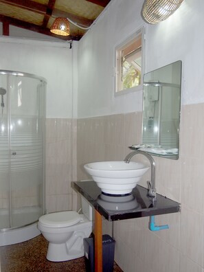 Garden Bungalow Family | Kamar mandi | Shower, perlengkapan mandi gratis, pengering rambut, dan handuk
