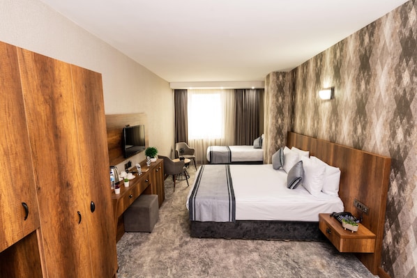 Habitació triple Deluxe | 1 dormitori, llençols de cotó egipci i roba de llit d'alta qualitat
