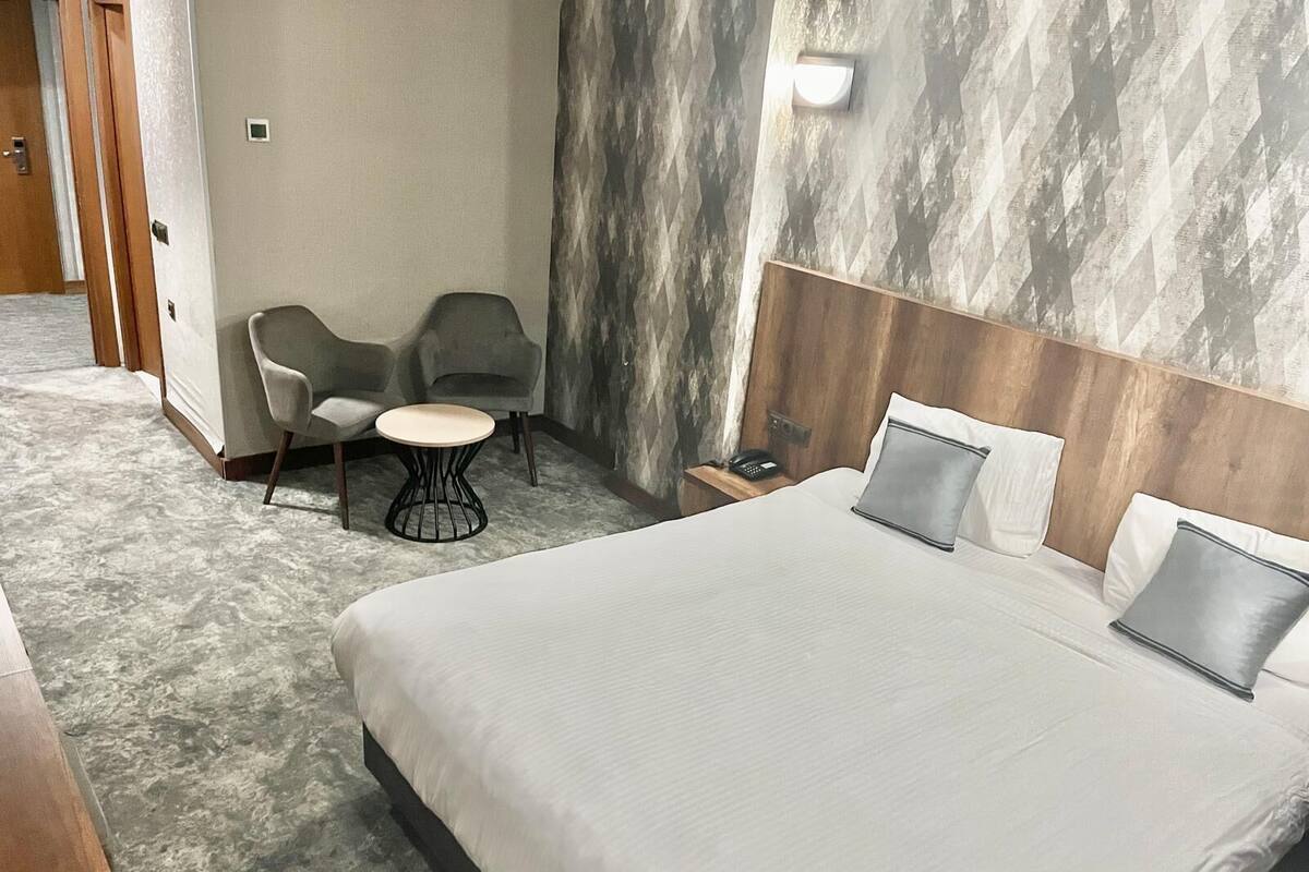 Economy Room (No Window) | 埃及棉床單、高級寢具、迷你吧、書桌