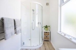 Douche, séchoir à cheveux, serviettes fournies, savon
