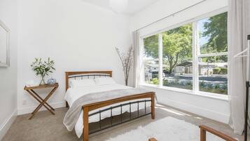 4 bedrooms, iron/ironing board, free WiFi, bed sheets