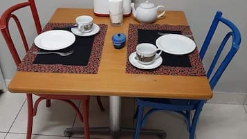 Fridge, cookware/dishes/utensils