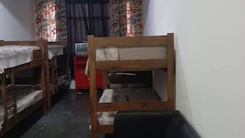 Dormitório compartilhado, somente para homens | 1 quarto, individualmente mobiliados, Wi-Fi de cortesia