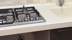 咖啡機/沖茶器、大型冰箱、微波爐、烤箱