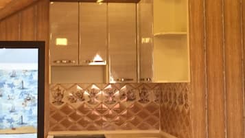 Habitación doble Deluxe | Cocina privada | Refrigerador con congelador, microondas, horno y parrilla de estufa