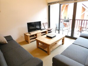 TV - Spacious 3-Bedroom Duplex with Balcony & Parking, Sleeps 8 - Saint-Lary-Soulan (Saint-Lary-Soulan)