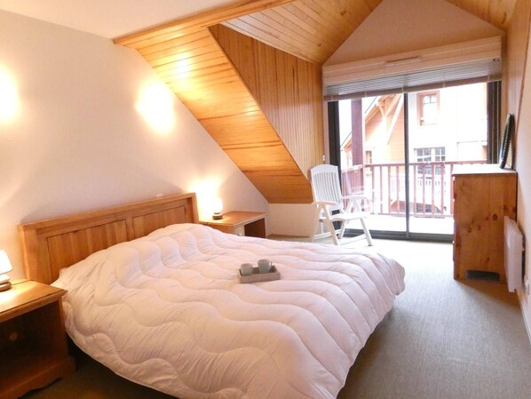 3 bedrooms, iron/ironing board - Spacious 3-Bedroom Duplex with Balcony & Parking, Sleeps 8 - Saint-Lary-Soulan (Saint-Lary-Soulan)