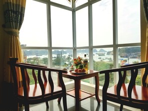 Habitación cuádruple Deluxe, 2 camas de matrimonio, vistas al mar | Escritorio, wifi gratis, ropa de cama