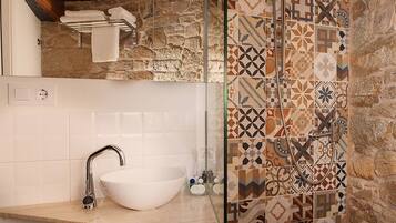 Baignoire, baignoire Ă jets, sĂšche-cheveux, serviettes fournies