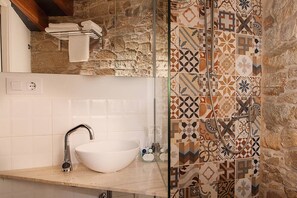 Baignoire, baignoire à remous, séchoir à cheveux, serviettes fournies
