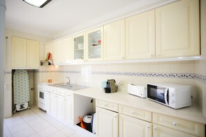 Fridge, microwave, coffee/tea maker, toaster - Sea View Apartment, by Rent4All (Figueira da Foz)
