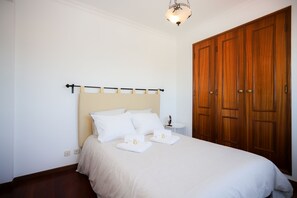 2 bedrooms, iron/ironing board, internet, bed sheets