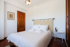 2 bedrooms, iron/ironing board, Internet, bed sheets - Sea View Apartment, by Rent4All (Figueira da Foz)