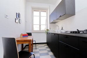 Refrigerador con freezer, microondas, placa de cocina, lavavajillas
