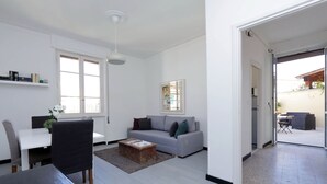 Unclassified image, 2 of 26, button - Triumph Apartment (Rome)