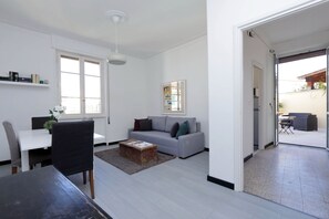 Apartment, 3 Schlafzimmer | Wohnbereich | Flachbildfernseher
