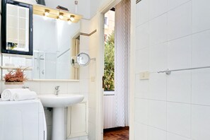 Apartamento, 2 quartos | Banheiro | Chuveiro, chuveiro com efeito de chuva, secador de cabelo, bidê