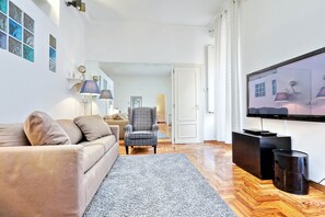 Apartment, 2 Schlafzimmer | Wohnbereich | Flachbildfernseher