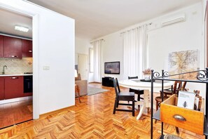 Apartment, 2 Schlafzimmer | Essbereich im Zimmer