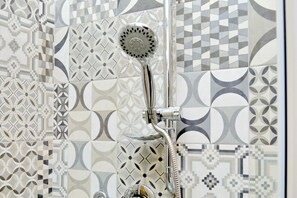 Bathroom shower - Rizzo Vatican Apartment (Rome)