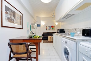 Appartement, 1 chambre | Restauration dans la chambre